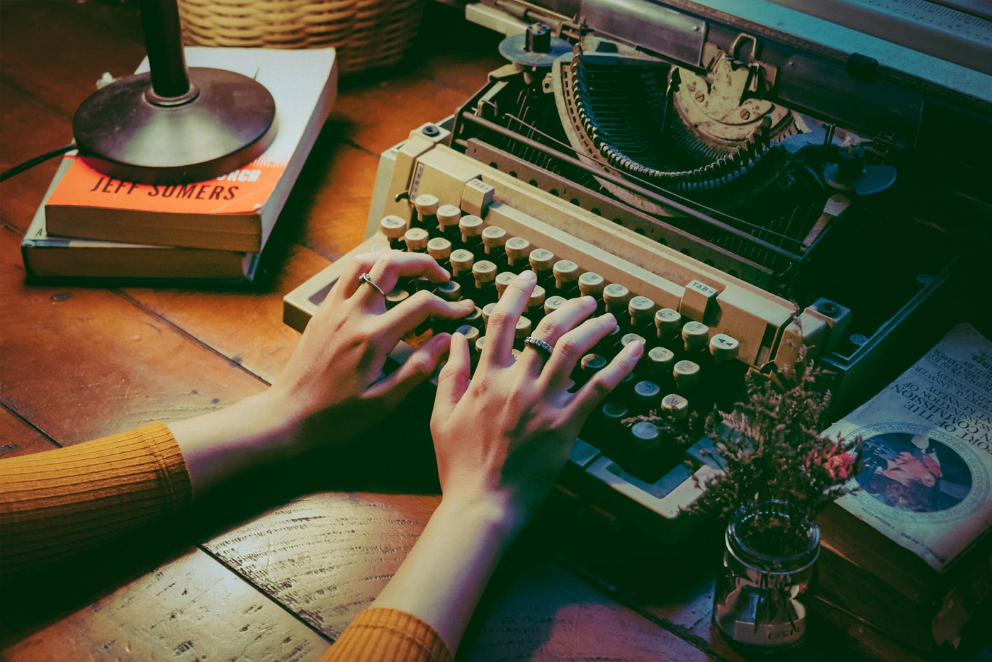 Escritor e máquina de escrever
