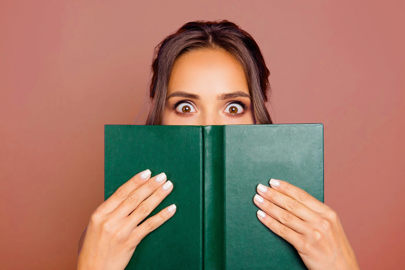 Mulher com um livro aberto